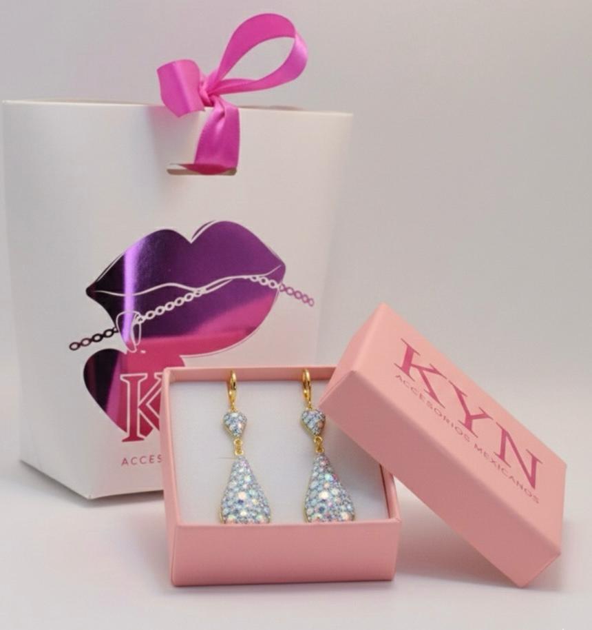 JUEGO DE ARETES EN CHAPA DE ORO Y CRISTALES